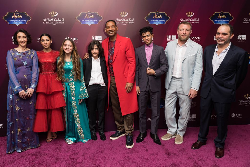 Apasionada del cine, posa con los actores de Aladdin