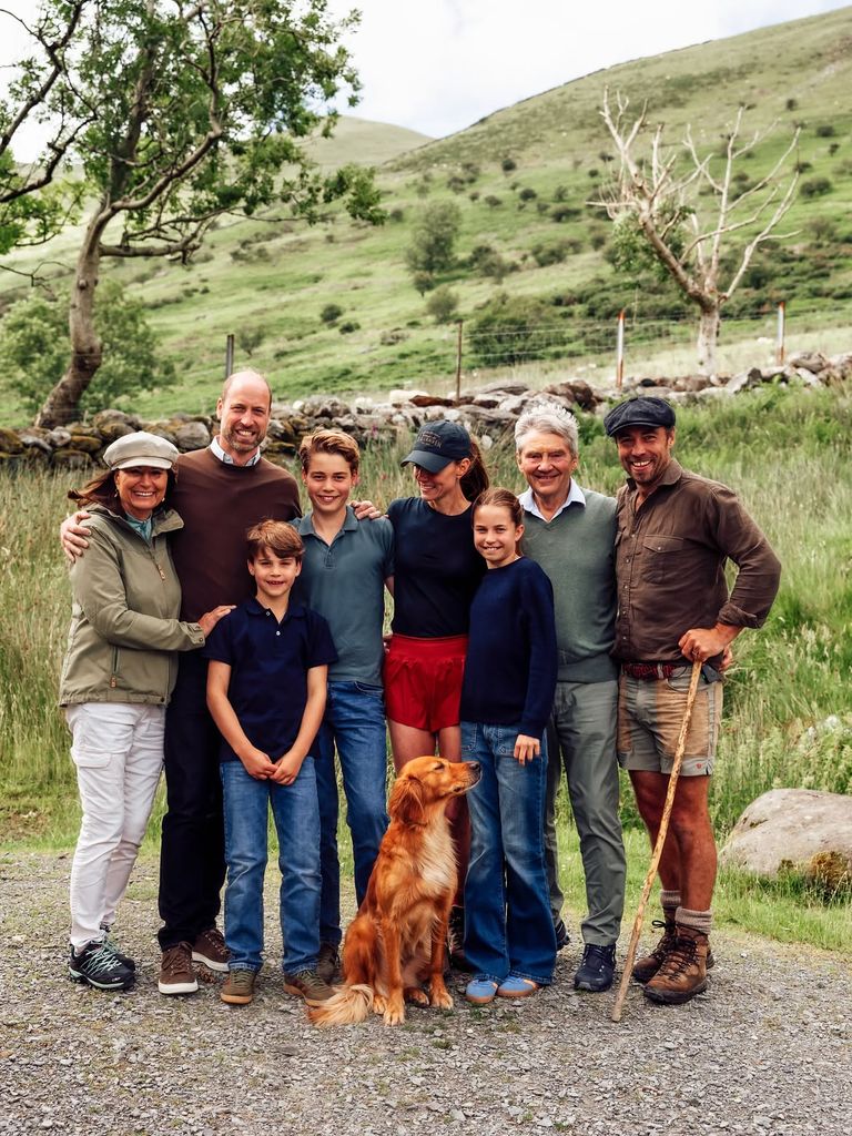 Los príncipes George, Charlotte y Louis, hijos de los príncipes de Gales, son tres de los seis primos de Íñigo. James Middleton ha contado que su hijo todavía no es consciente del estatus real de los niños, con quienes comparte encuentros familiares con total naturalidad