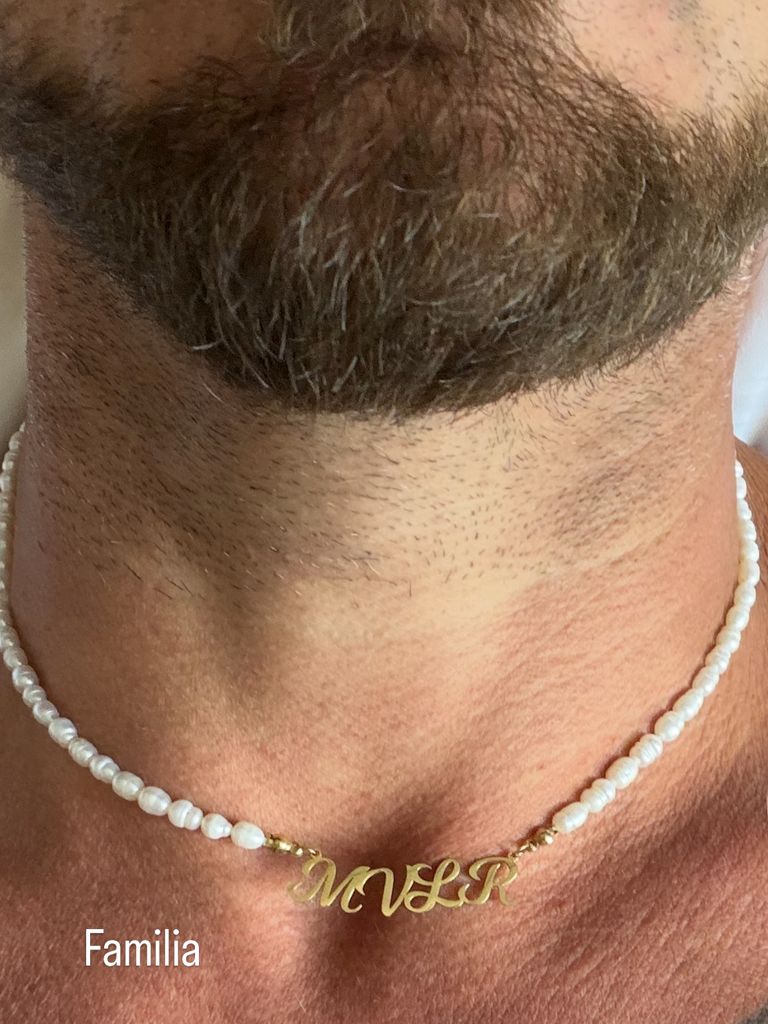 Ricky Martin presumió su collar de perlas con las iniciales de sus cuatro hijos.