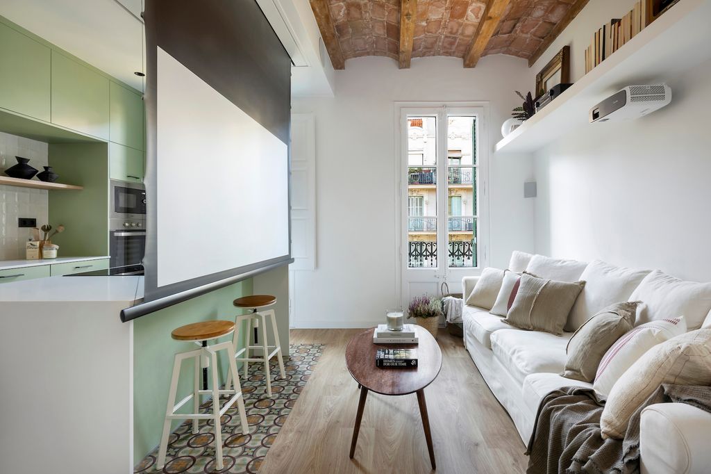 Salón abierto a la cocina con pantalla 