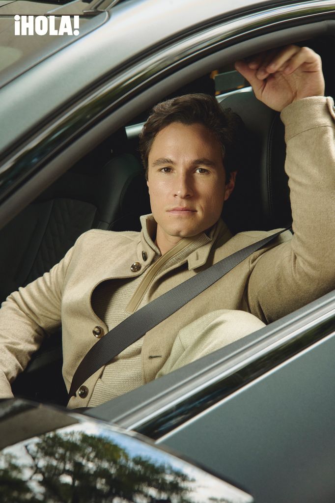 A bordo de la Sportage, Michael conecta la calma con la velocidad, la introspección con el camino abierto. 