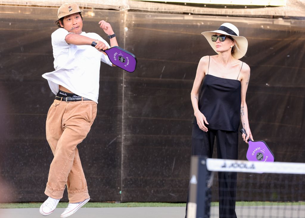 Angelina Jolie y su hijo Pax compartieron una divertida jornada de pickleball durante un evento benéfico celebrado en Los Ángeles