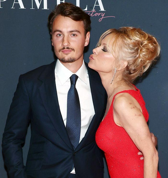 Pamela Anderson besa a su hijo