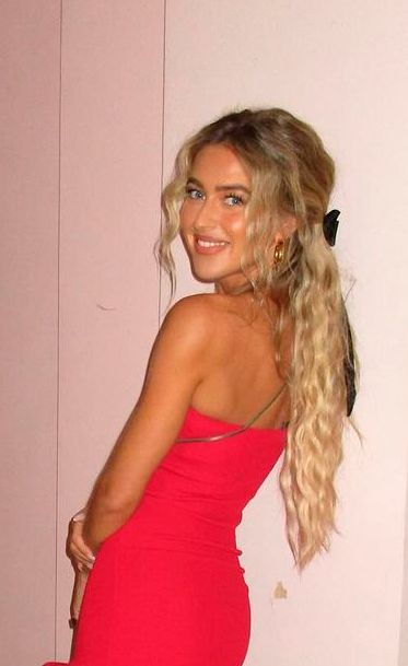 Emili Sindlev con peinado Coquette