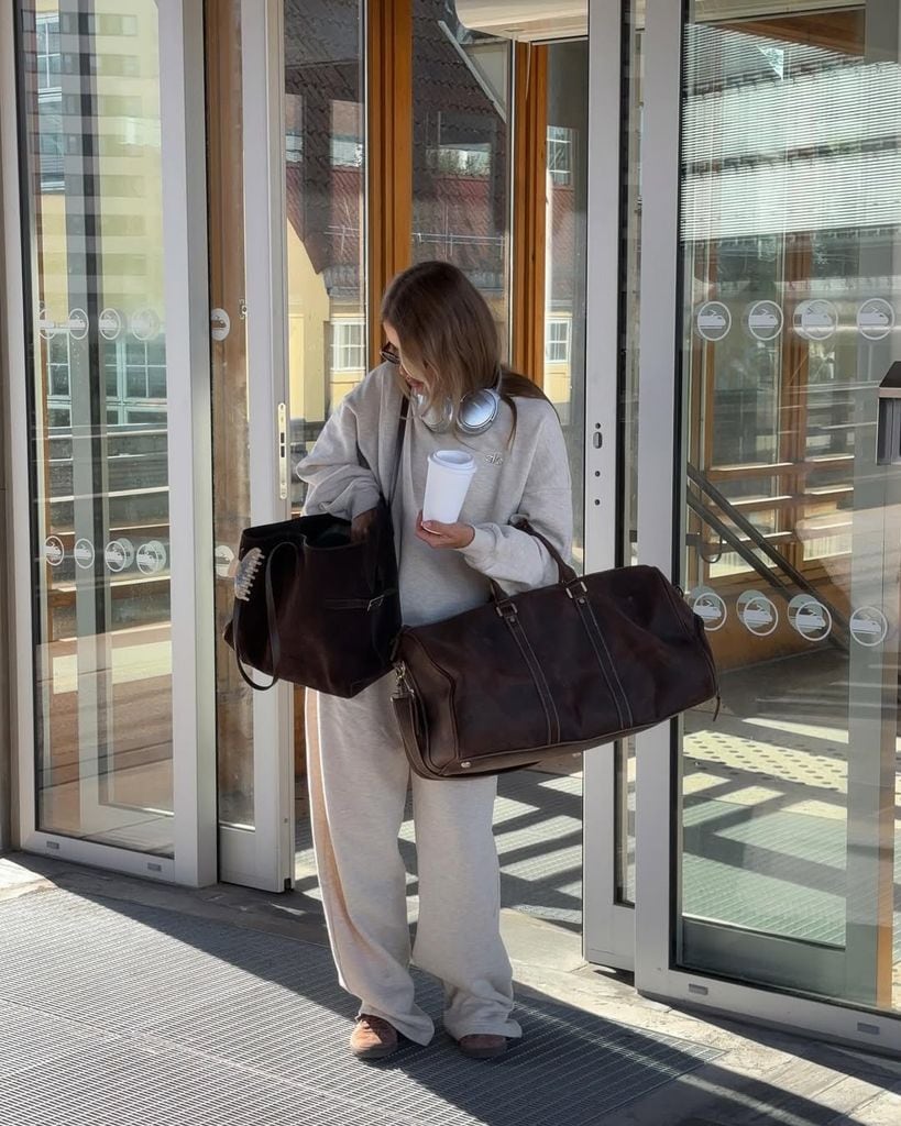 Influencer con maleta