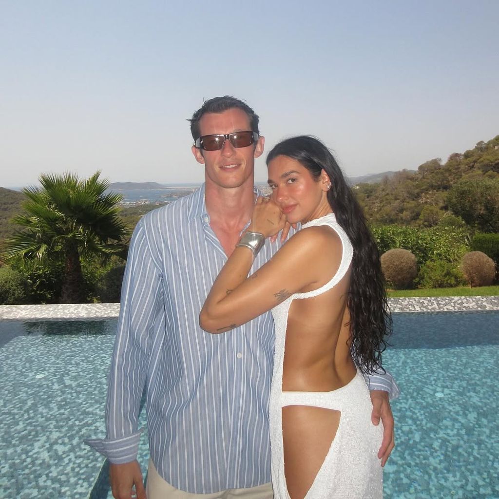Dua Lipa con Callum Turner celebrando su cumpleaños en agosto de 2025, luciendo un diseño de Jacquemus.