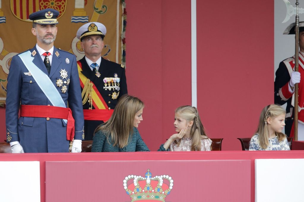 Reina Letizia con Leonor y Sofía en el 12 de octubre de 201