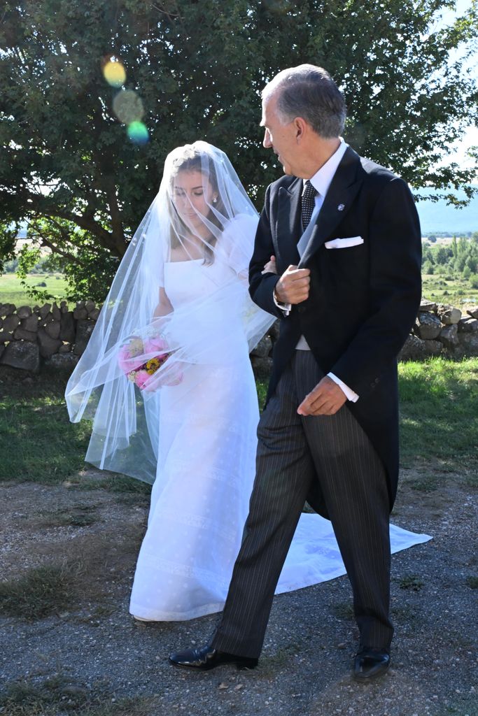 Verónica Urquijo llegndo junto a su padre, Gonzalo Urquijo Fernández de Araoz
