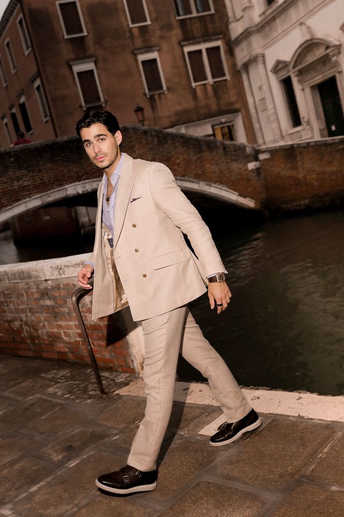 Para pasear por los canales, Mauricio eligió un look informal con traje de Hackett London y zapatos Hugo Boss