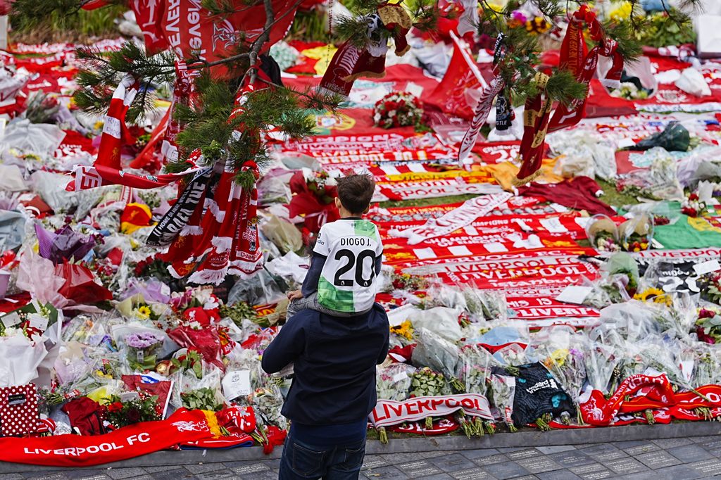 Homenajes en el estadio de Anfield, sede del Liverpool, en memoria de Diogo Jota