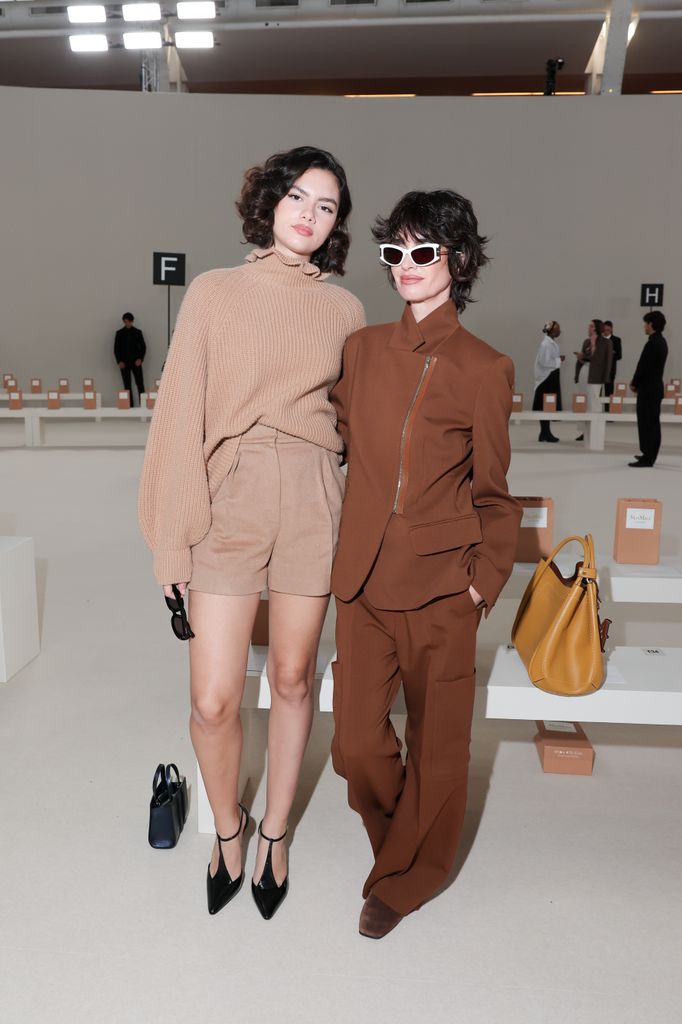 Ava Salazar y Paz Vega en el desfile de Max Mara durante la Fashion Week Spring/Summer 2027 en Milán.