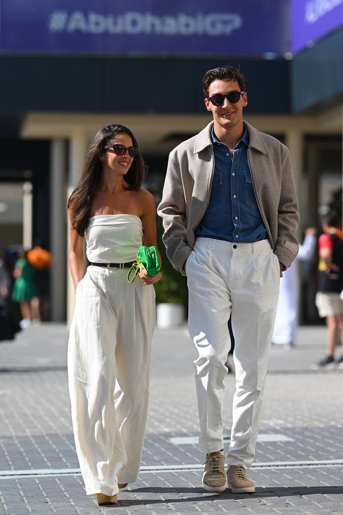 George Russell y Carmen Montero Mundt, caminando por el paddock antes del Gran Premio de Abu Dhabi de Fórmula 1 en el circuito Yas Marina (8 de diciembre de 2024).