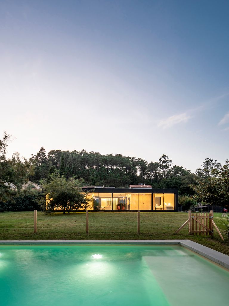Iluminación subacuática de una piscina