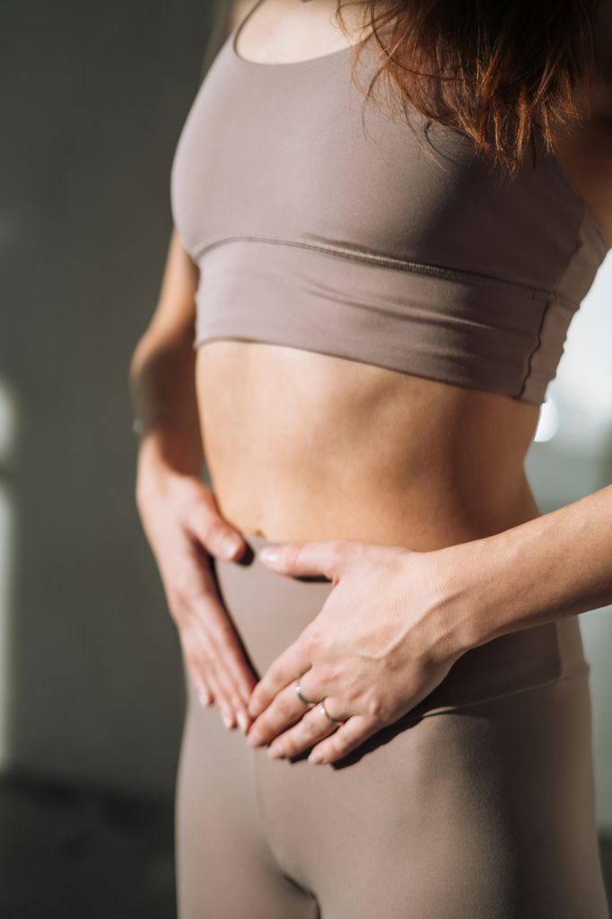 mujer tocando abdomen