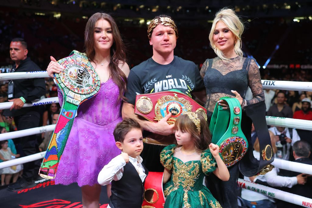 'Canelo' Alvarez con su esposa Fernanda Gómez y sus hijos Emily, María Fernando y Saúl Adiel.