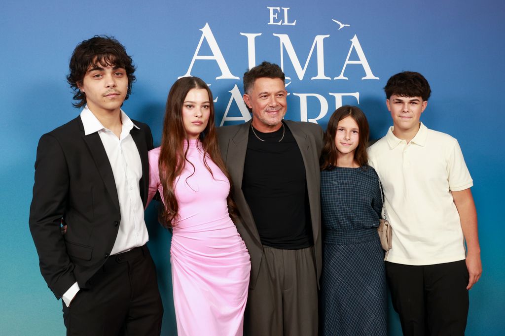 Alejandro Sanz reúne por primera vez a sus hijos en un evento, en el que ha estado acompañado también por Stephanie Cayo