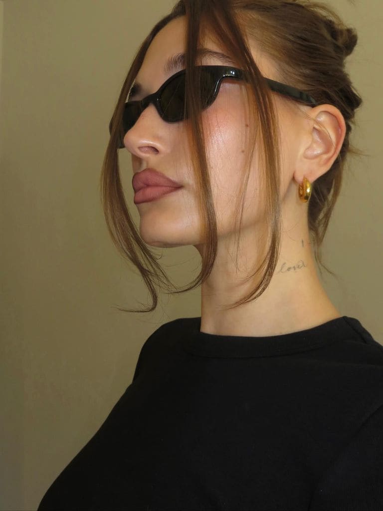 Hailey Bieber con gafas de sol y delineado de labios marrón