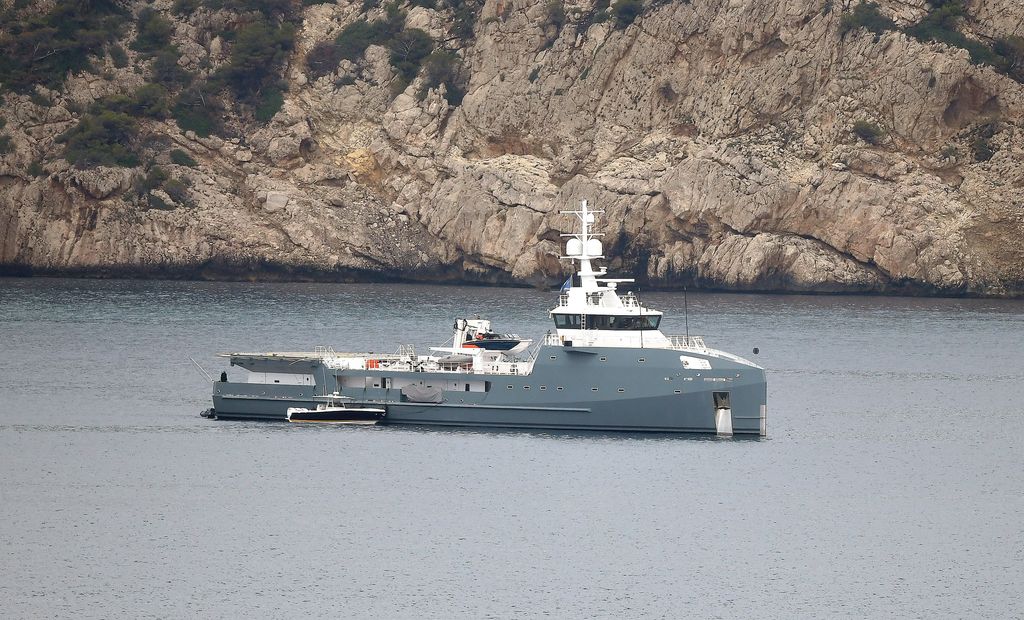 Junto al Launchpad navega también el Wingman, un segundo barco de apoyo que transporta helicópteros, motos acuáticas y toda la logística necesaria para el megayate.