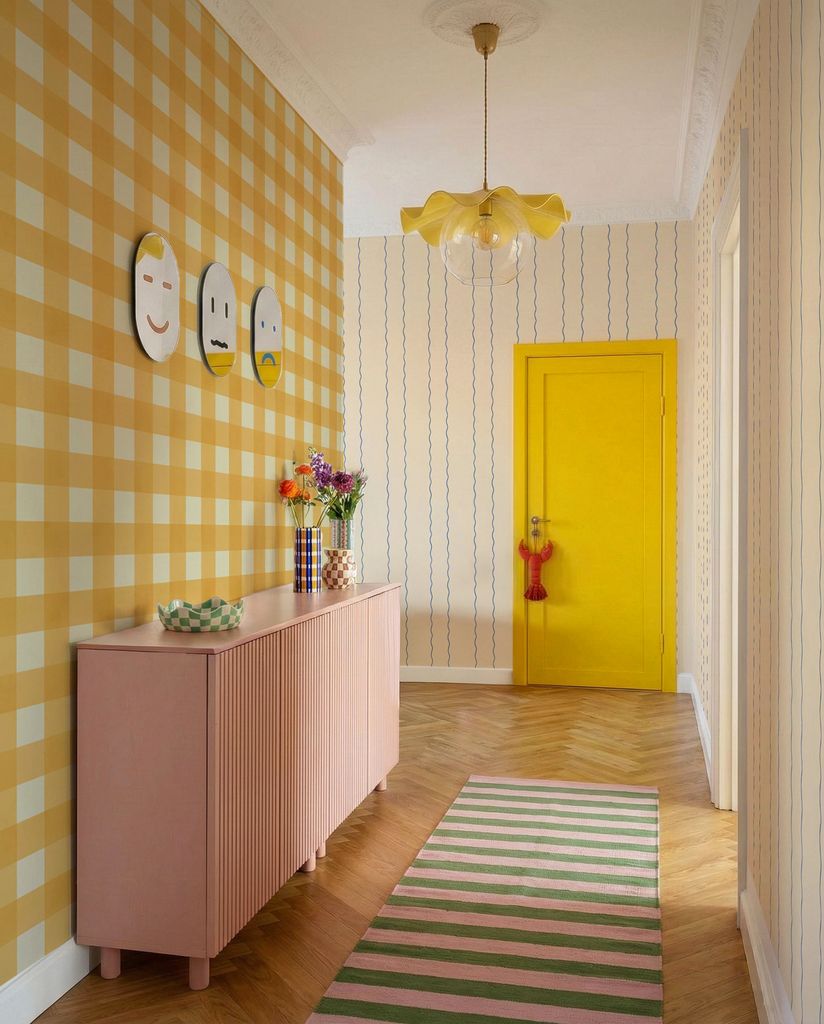 Pared de pasillo decorada con papel pintado a cuadros
