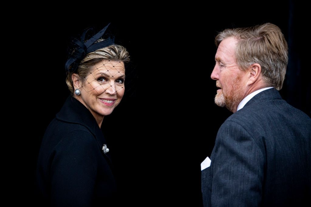 El armario de ida y vuelta de Máxima y Amalia: el tocado que une generaciones en el Día del Recuerdo