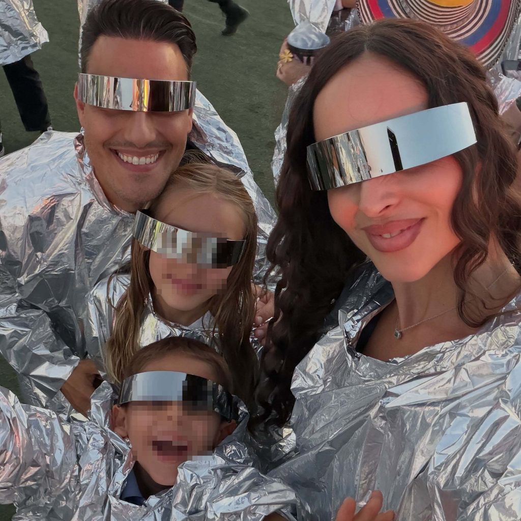 La familia al completo, con los vestidos futuristas que llevan los VIP que acompañan a Shakira al escenario cada noche que actúa en Madrid