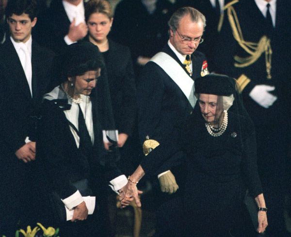 La princesa Lilian de Suecia acompañada por el rey Carlos Gustavo y la reina Silvia en la iglesia del palacio real de Estocolmo donde se celebró el funeral por el príncipe Bertil el 5 de enero de 1997 