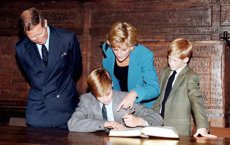 El príncipe Guillermo firma la matrícula en su primer día en Eton College, ante la mirada de sus padres, los príncipes de Gales, y su hermano, el príncipe Harry, el 6 de septiembre de 1995 en Windsor, Inglaterra