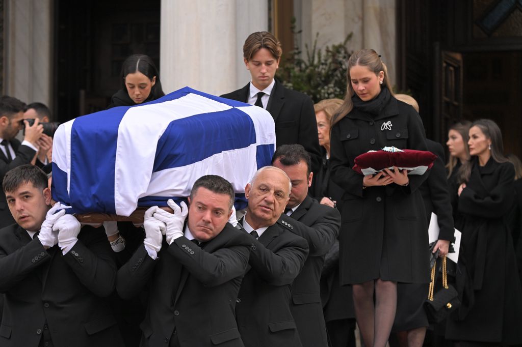 Irene Urdangarin, el príncipe Arístides de Grecia, y Victoria Federica de Marichalar, portando las condecoraciones que le pertenecían a Irene como princesa de Grecia y Dinamarca