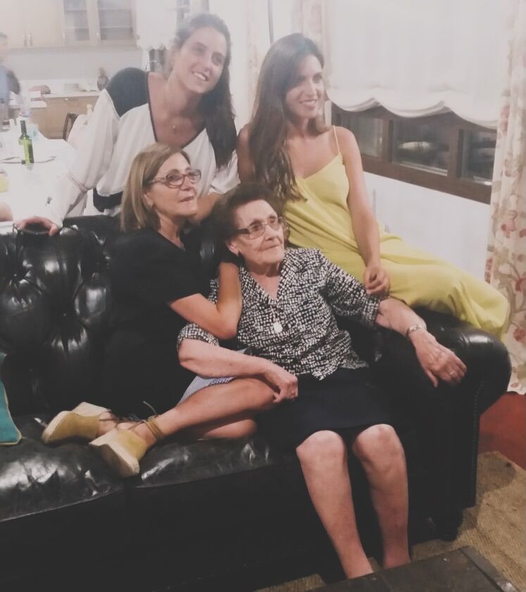 Sara e Irene Carbonero con su madre y su abuela