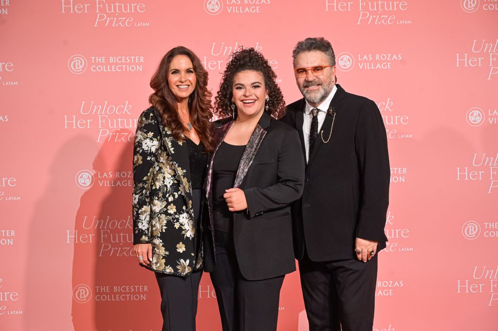 Lucero Hogoza, Lucero Mijares y Manuel Mijares en la gala Unlock Her Future Prize Awards en Madrid, en junio de 2024.