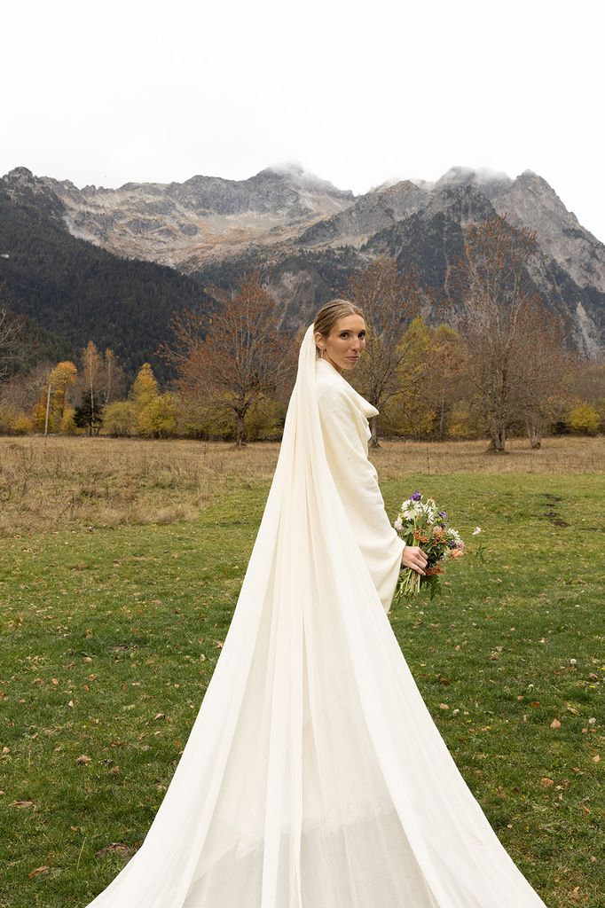 Laura con un vestido con lino rústico y capa de cashmere de Inés Martín Alcalde en su boda con Antonio en el Artíes.