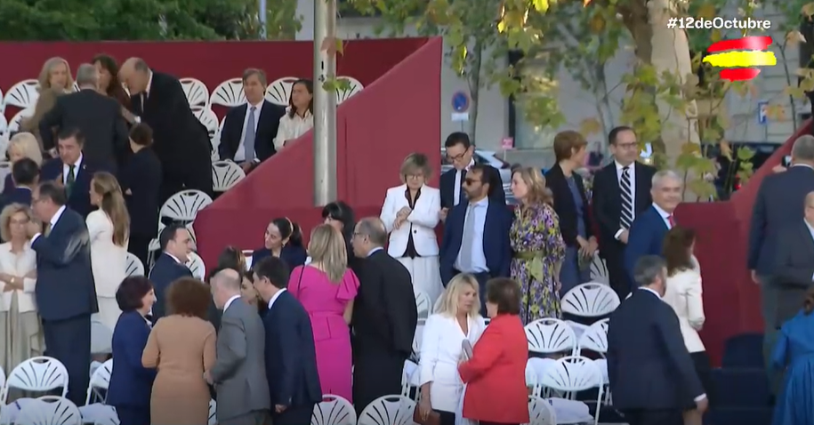 El palco de autoridades poco a poco se va llenando