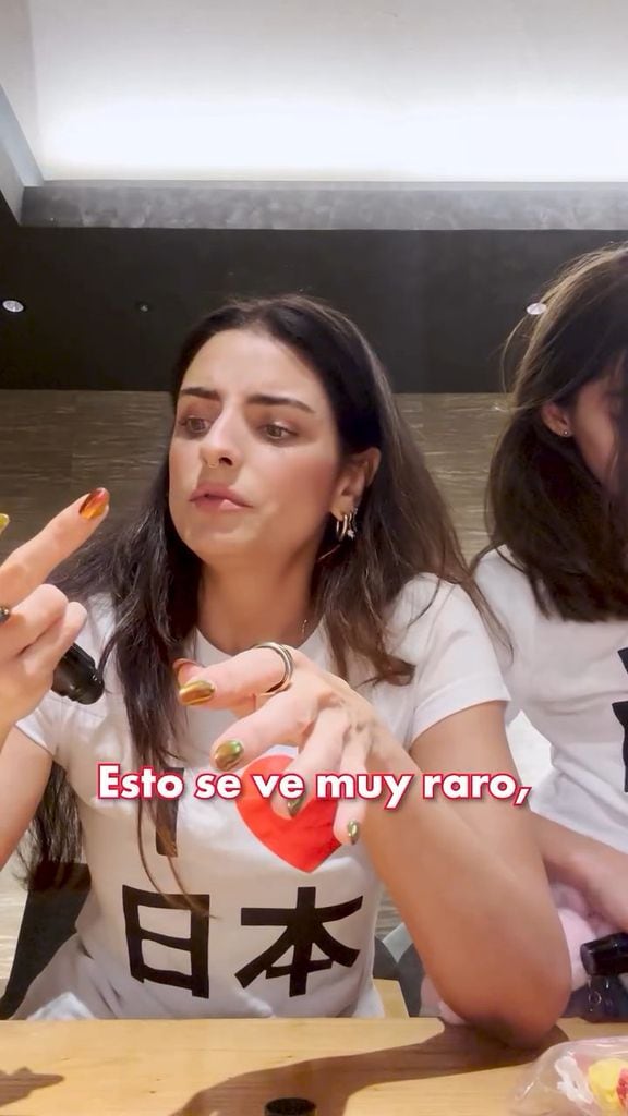 Aislinn tenía sus dudas sobre ponerse el maquillaje en la cara