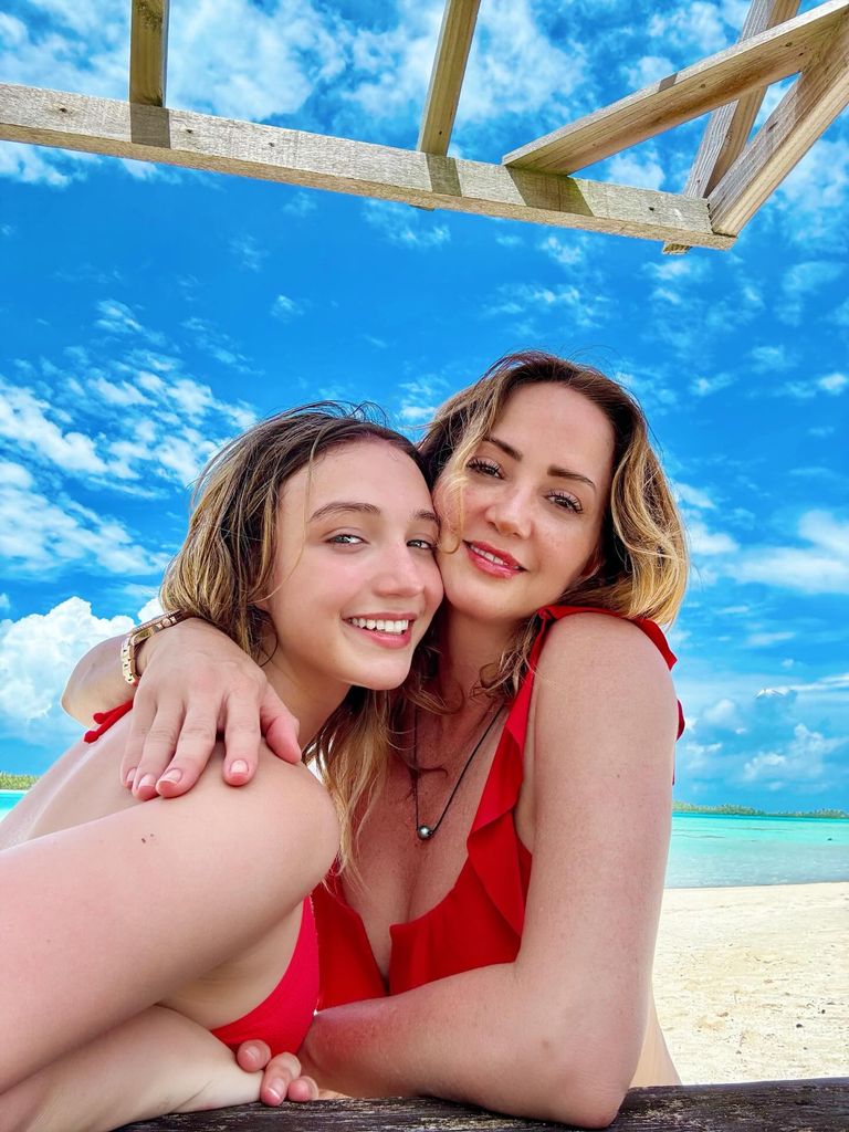 Andrea Legarreta y su hija Mía, Nina quien ha celebrado su 19 cumpleaños