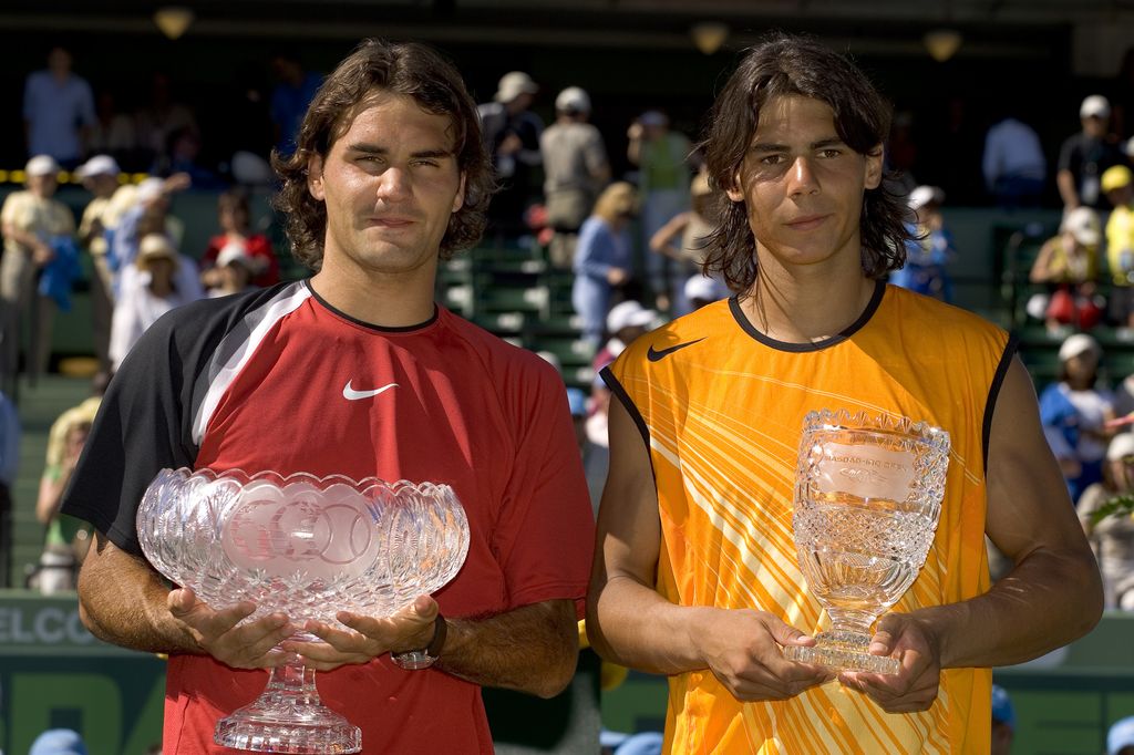 Plano medio de Rafa Nadal y Roger Federer de jóvenes con sus trofeos en 2005