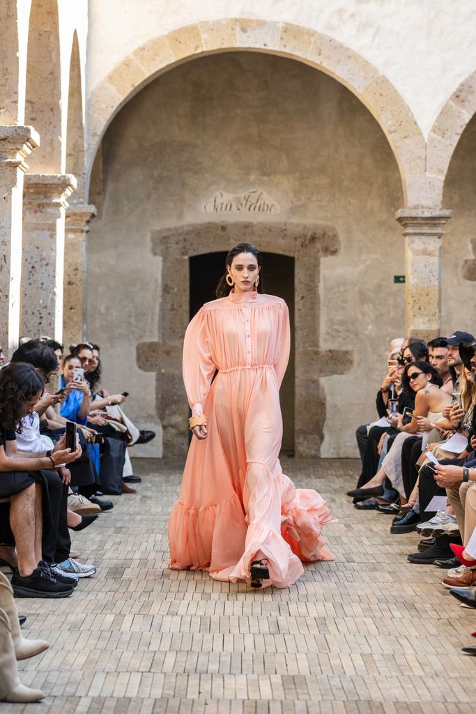 Una modelo camina en el desfile de Olmos y Flores con una creación de la colección Barro en el Volvo México Fashion Week Guadalajara 