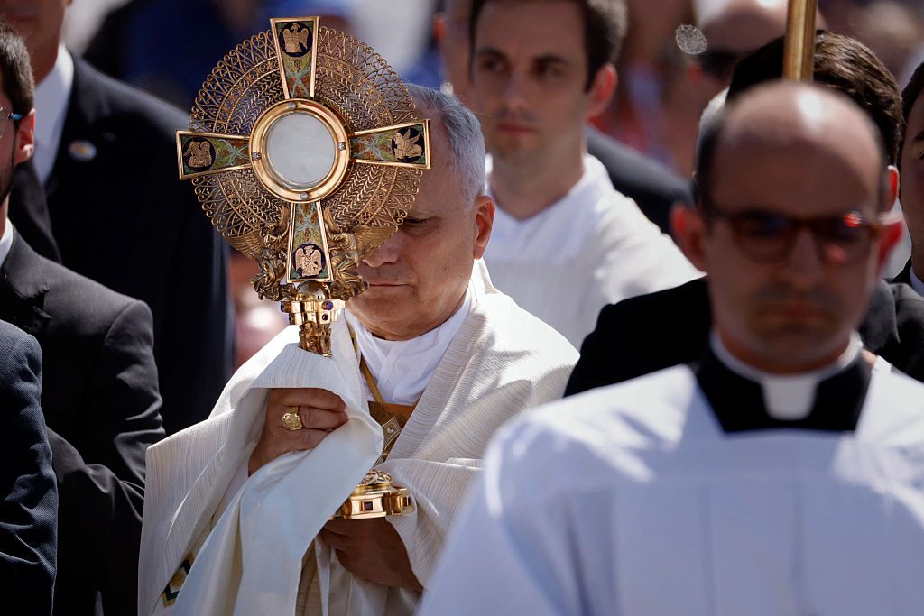 El Papa León XIV sostiene la custodia con la Sagrada Hostia durante la procesión del Corpus Christi