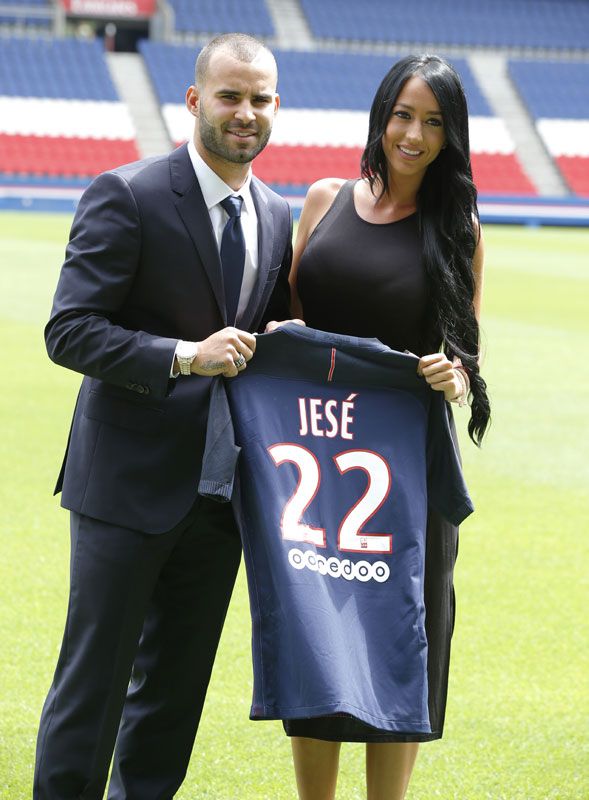 Aurah Ruiz y Jesé Rodríguez estadio fútbol
