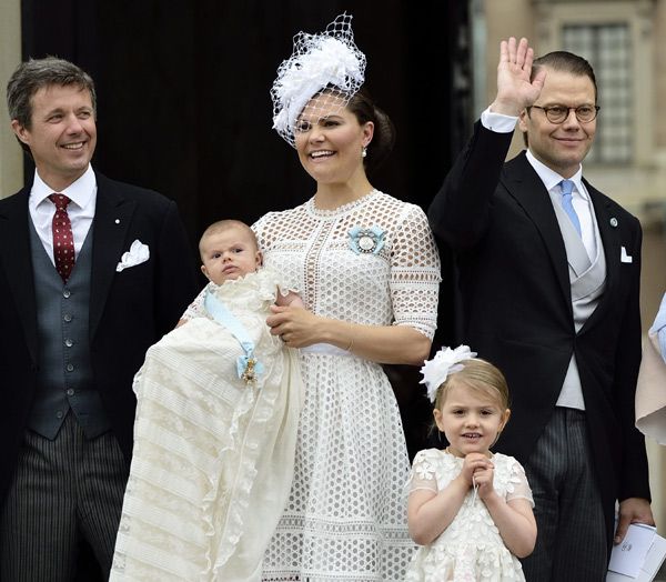 La princesa Estelle, a sus cuatro años, ha demostrado ser una niña curiosa y presumida. La pequeña llevaba un vestido blanco, muy parecido al que ha lucido su madre