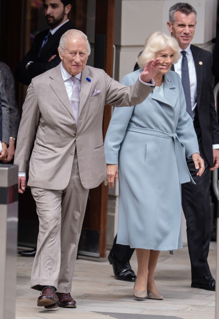 El rey Carlos III y la reina Camila parten de Bradford después de encontrarse con tanta gente