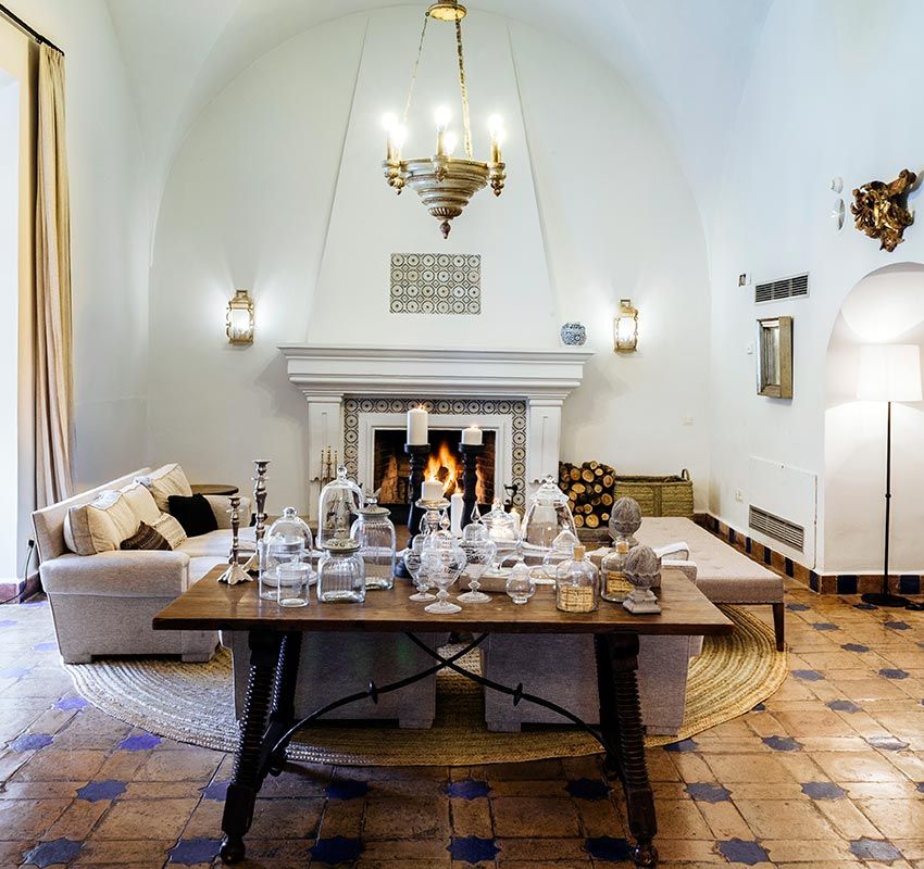 Salón con chimenea en el hotel Parador de Mérida, Badajoz
