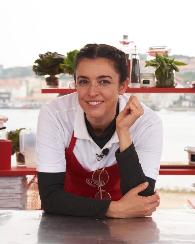 Blanca Romero con el delantal del equipo rojo de 'Masterchef Celebrity'