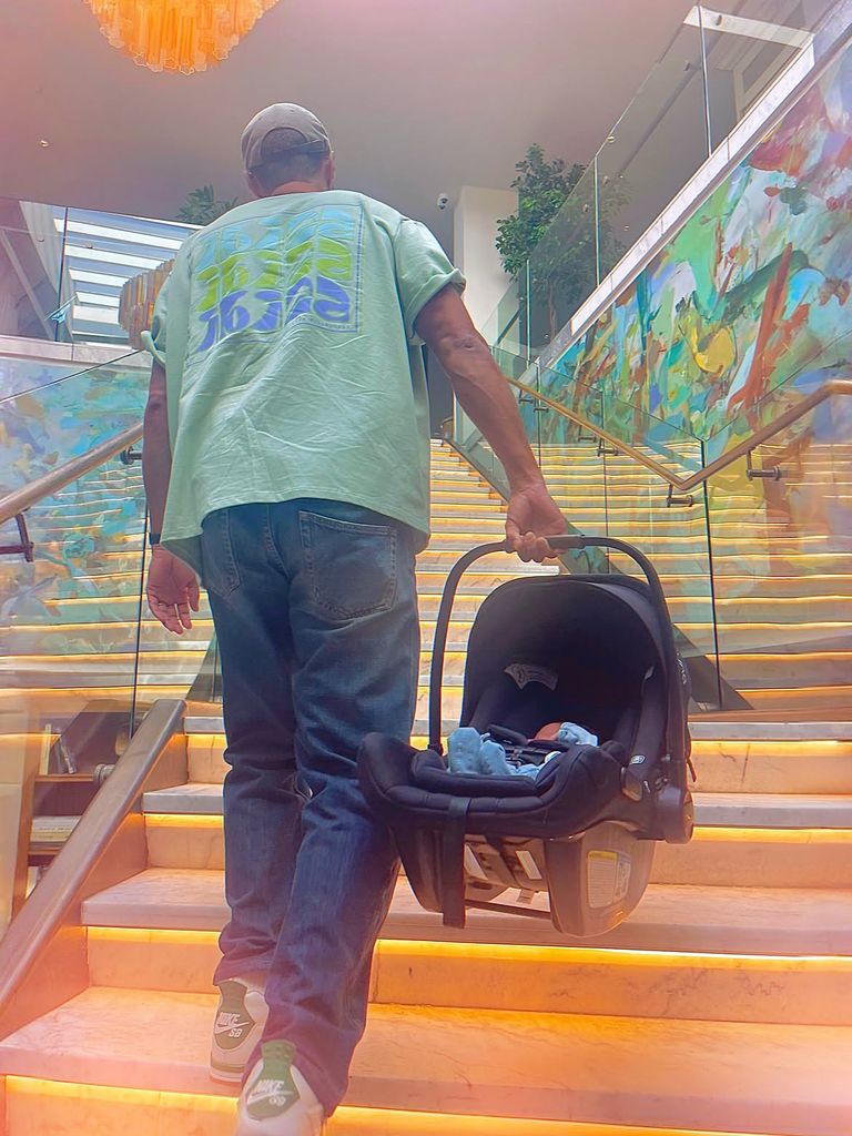 El actor con su pequeño en la publicación de Alejandra