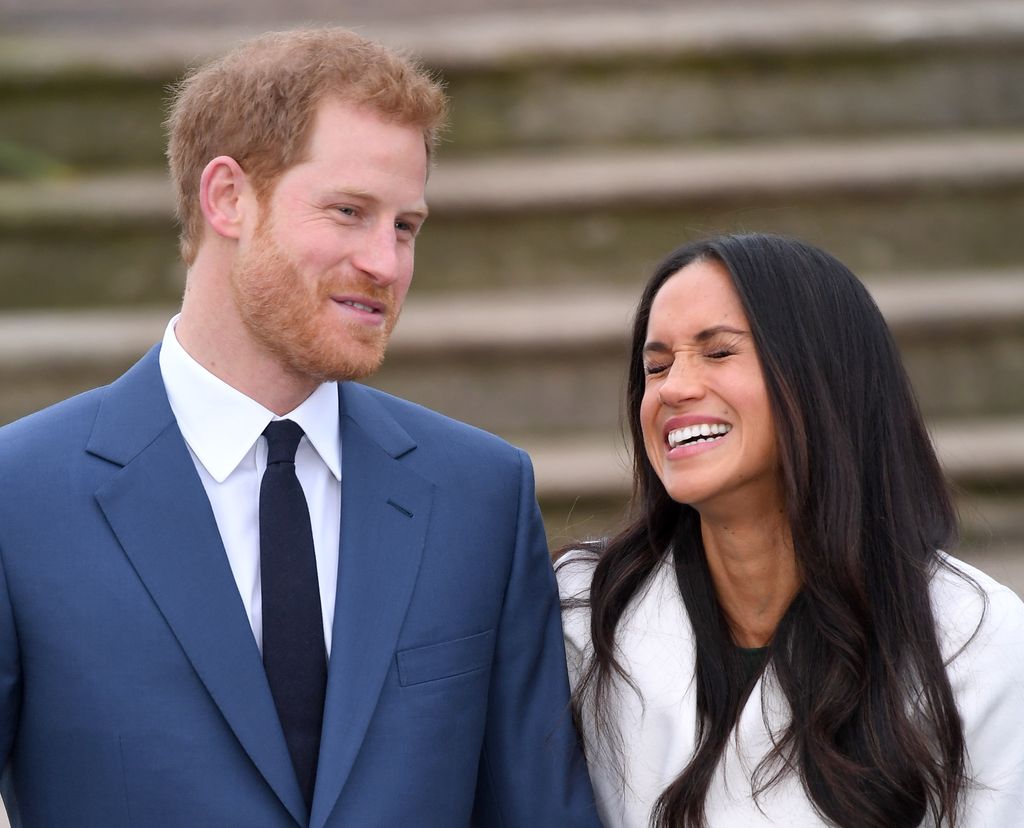 Harry y Meghan posando ante la prensa en el Palacio de Kensington el 27 de noviembre del 2017 anunciando su boda para la primavera de 2018