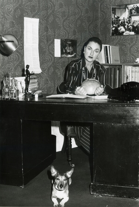 Jeanne-Marie de Borglie en su despacho trabajando