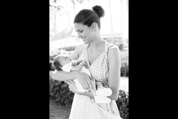 La princesa mira con mucho amor a su hijo, que tiene ya dos meses 
