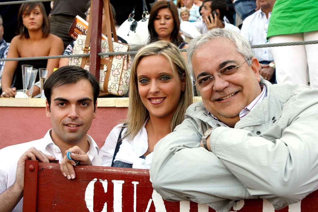El periodista Miguel Ángel Moncholi, Zeus Tous y Mari Carmen Lorenzo presenciando un festejo en la feria taurina de Parala en 2009 