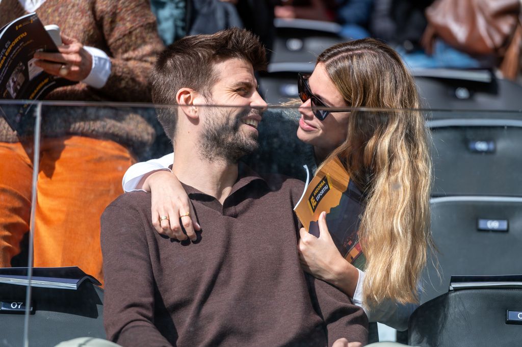 Gerard Pique y Clara Chía, muy enamorados en las gradas del estadio