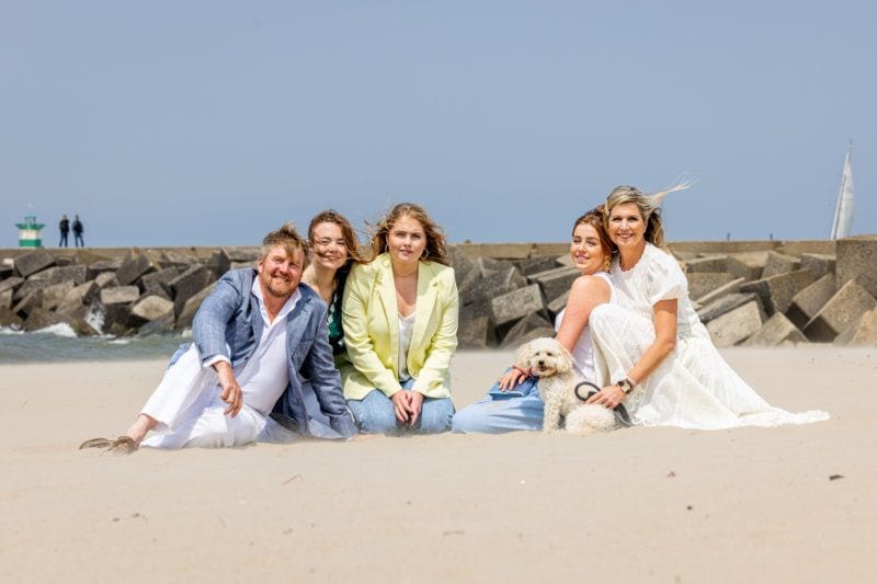 Los reyes de Holanda con sus hijas