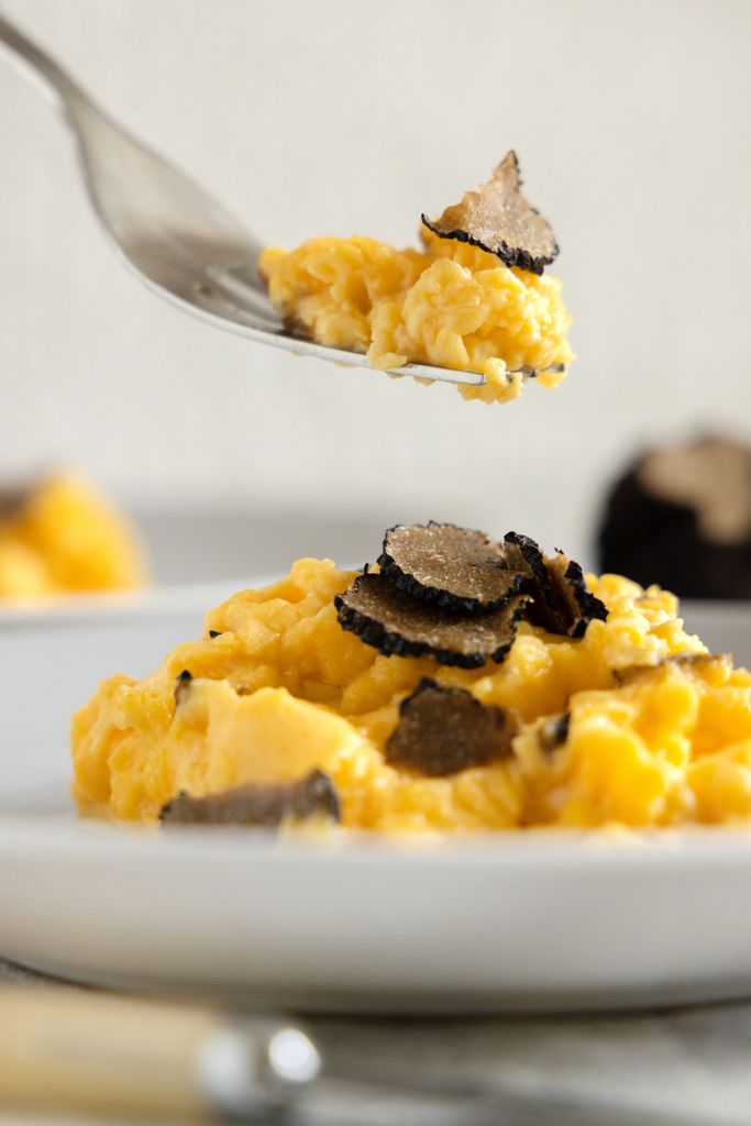 Para los amantes de los hongos, enero es un gran momento del año para disfrutar de la trufa negra. Es cara, pero solo hay que usar una pequeña cantidad. 